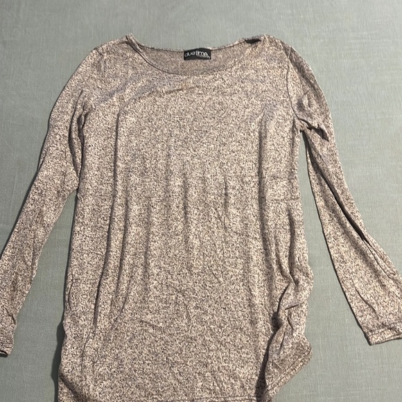 Maternity assortment of shirts! Perfect for fall and winter - Picture 4 of 7